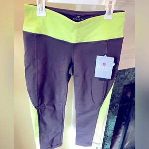 NWT Athleta Stretch Knee Crops Size Small